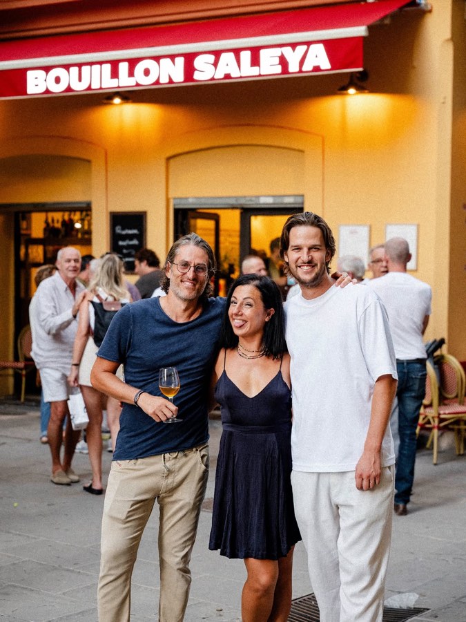 Trois amis devant le store Bouillon Saleya le soir de l'inauguration